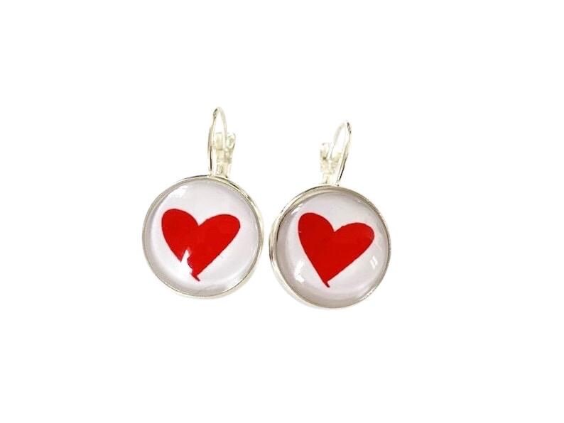 Boucles d’oreilles cabochon dormeuses, coeurs rouges, argentées