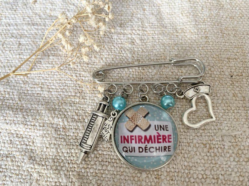 Broche cabochon pour infirmière qui déchire