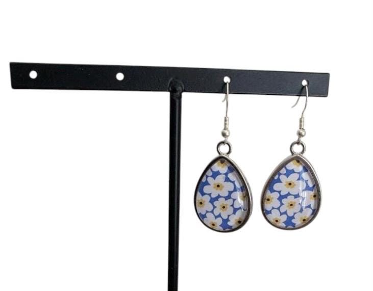 Boucles d’oreilles cabochon argentées, gouttes, fleurs