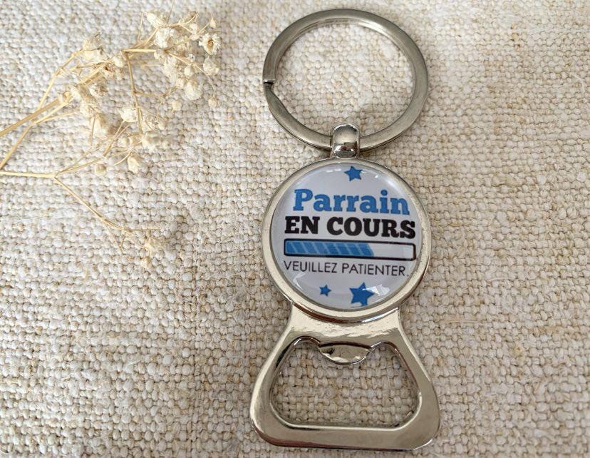 Porte clé décapsuleur annonce naissance, parrain en cours...
