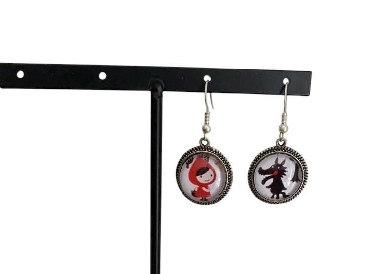 Boucles d’oreilles cabochon pendantes, argentées, petit chaperon rouge et loup, vintage, cabochon verre