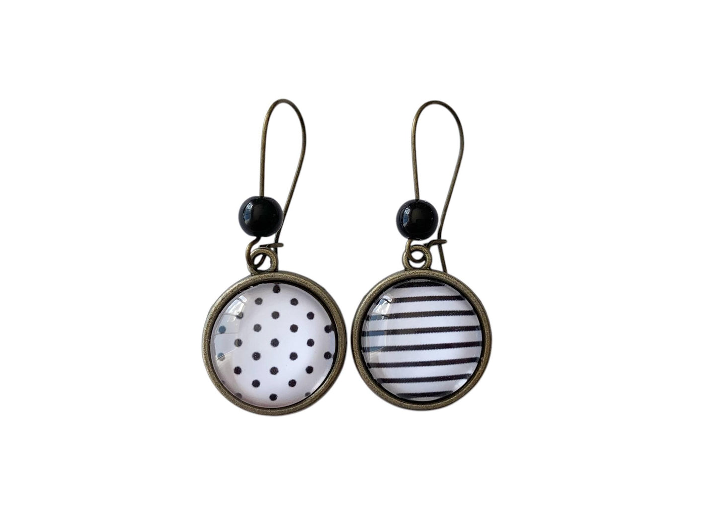 Boucles d'oreilles cabochons en verre , pendantes , asymétriques, noir et blanc, rayures et pois, cabochons verre