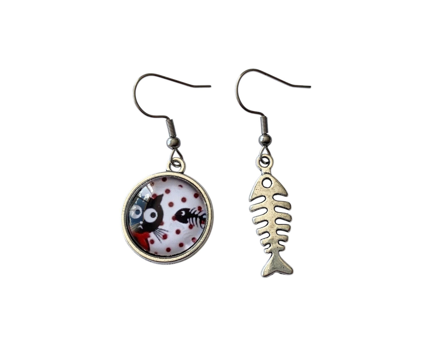 Boucles d’oreilles cabochon en verre, pendantes, argentées, chat et poisson, asymétrique
