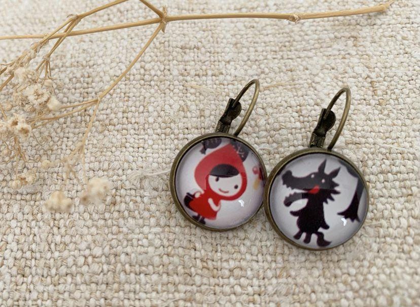 Boucles d'oreilles cabochon pendantes dormeuses bronze, chaperon rouge et loup, cabochon verre