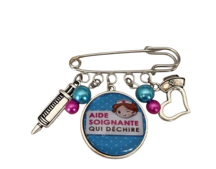 Broche cabochon pour aide soignante qui déchire
