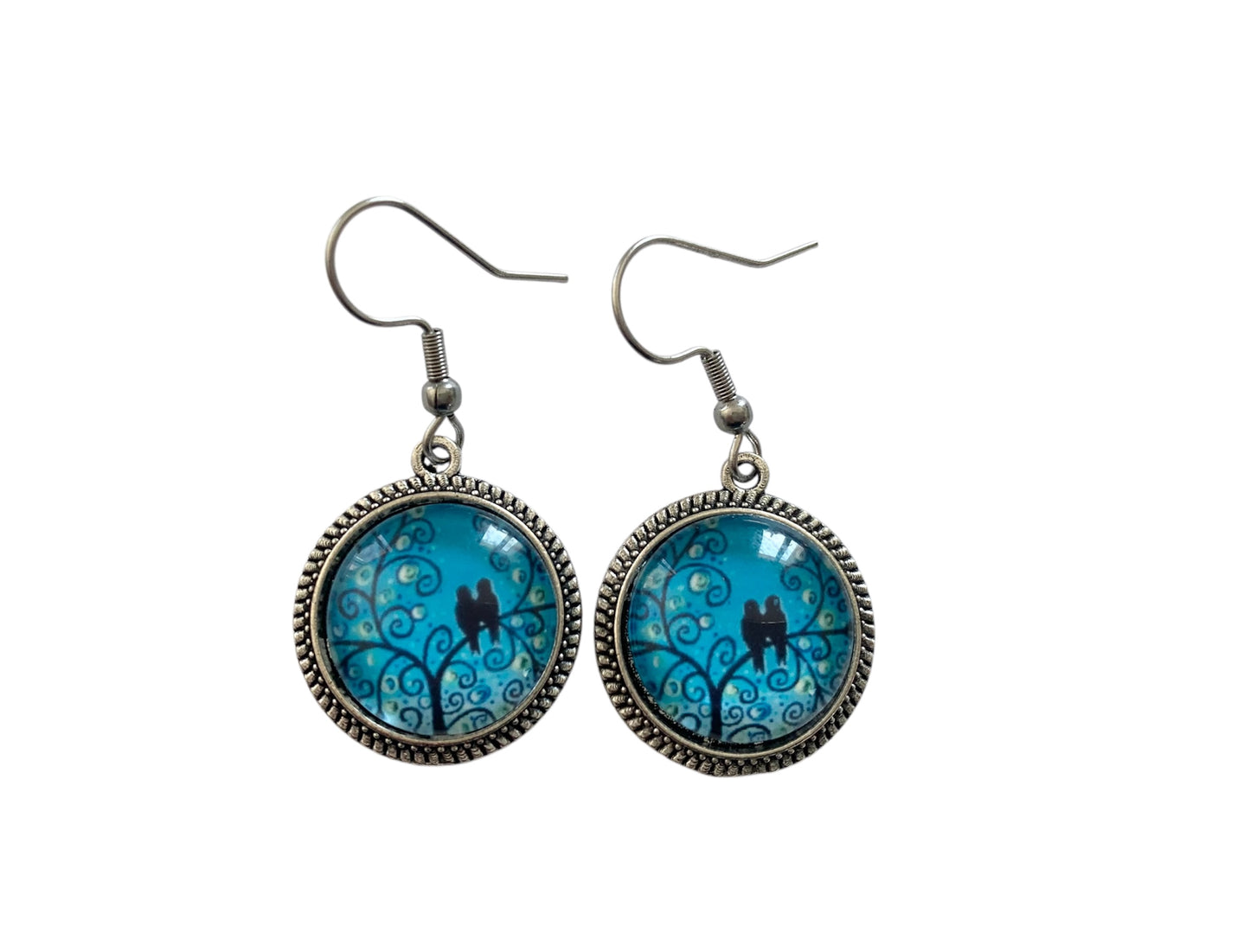 Boucles d’oreilles cabochons pendantes, argentées, arbre et oiseaux