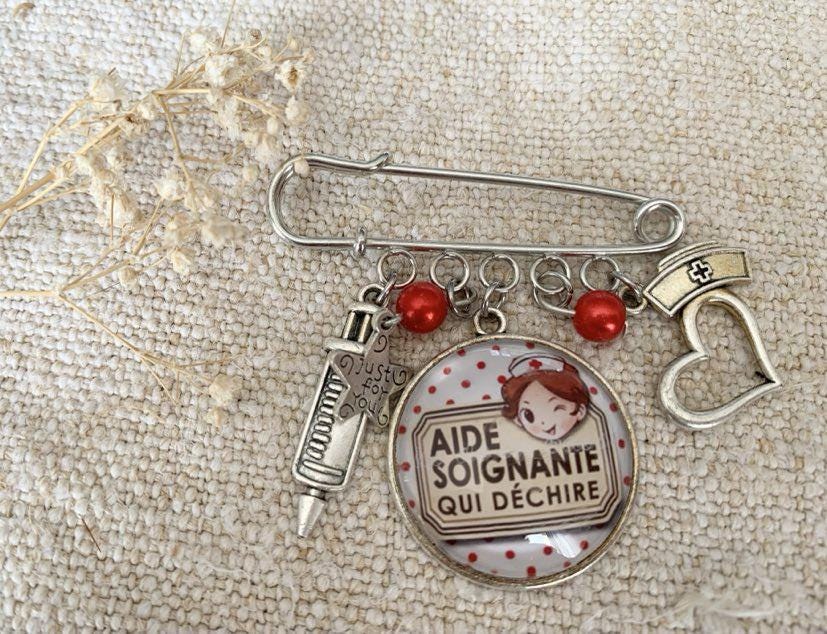 Broche cabochon pour aide soignante qui déchire
