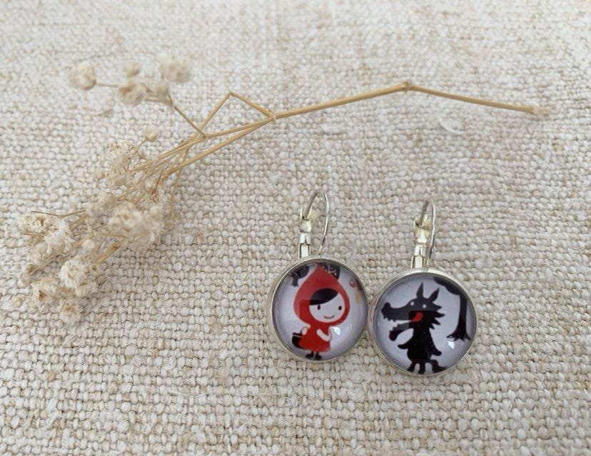 Boucles d'oreilles cabochon pendantes dormeuses argentées, chaperon rouge et loup, cabochon verre