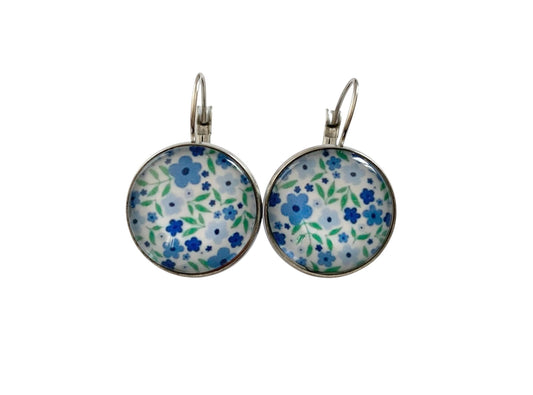 Boucles d'oreilles cabochon, dormeuses, argentées, fleurs bleues, cabochon verre
