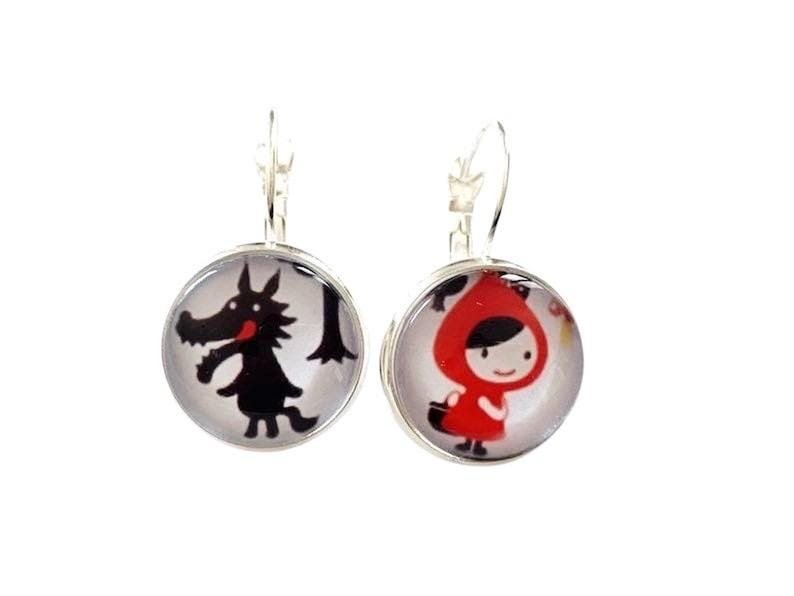Boucles d'oreilles cabochon pendantes dormeuses argentées, chaperon rouge et loup,  cabochon verre