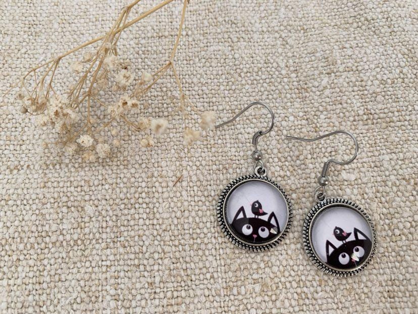 Boucles d’oreilles cabochon pendantes, argentées, chats rigolos, noir et blanc, vintage, cabochon verre