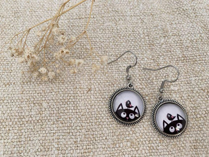 Boucles d’oreilles cabochon pendantes, argentées, chats rigolos, noir et blanc, vintage, cabochon verre