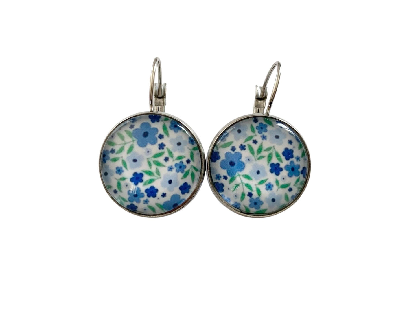 Boucles d'oreilles cabochon, dormeuses, argentées, fleurs bleues, cabochon verre
