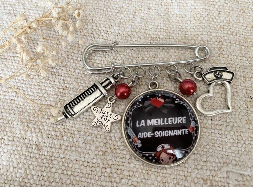 Broche cabochon pour aide soignante qui déchire