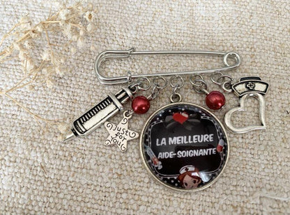 Broche cabochon pour aide soignante qui déchire