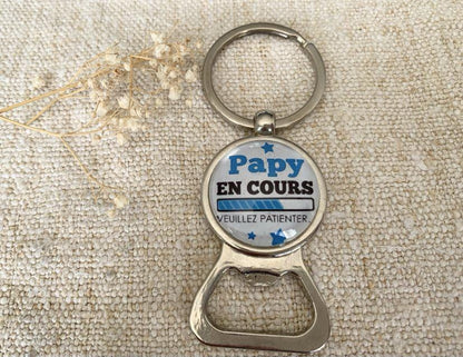 Porte clé décapsuleur annonce naissance, papy en cours...