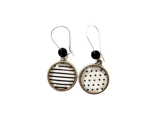 Boucles d'oreilles cabochons en verre , pendantes , asymétriques, noir et blanc, rayures et pois,  cabochons verre