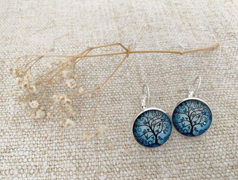 Boucles d'oreilles cabochon, dormeuses, argentées, rondes, arbre de vie et petits oiseaux, cabochon verre