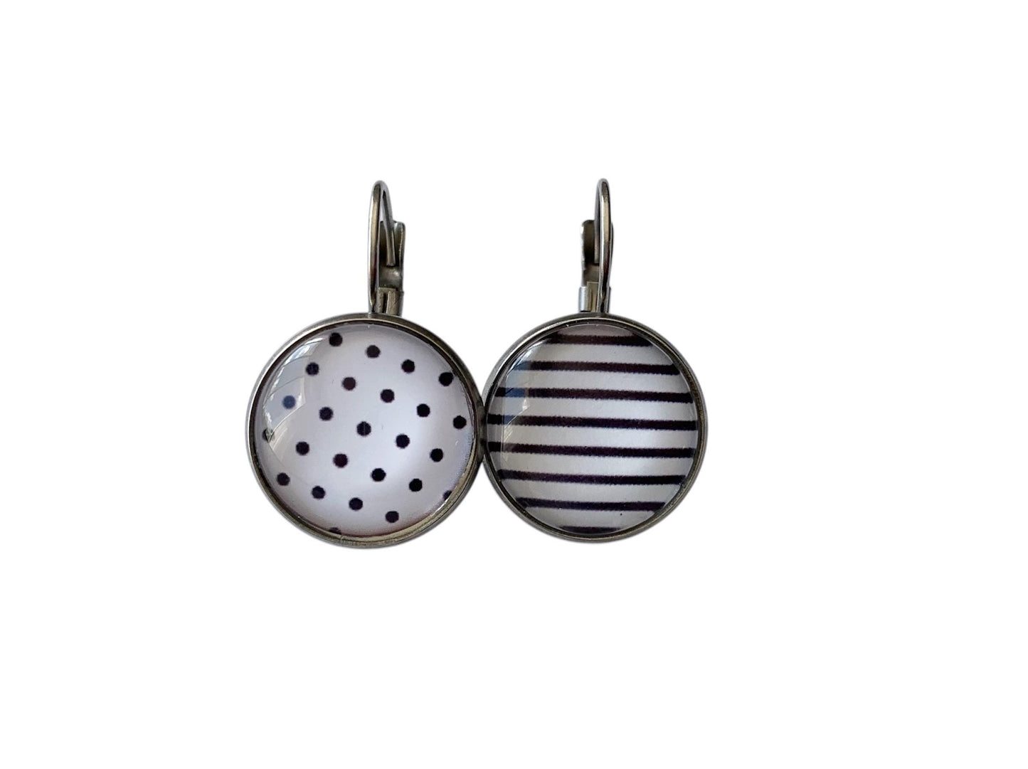 Boucles d'oreilles cabochons en verre , dormeuses , asymétriques, noir et blanc, rayures et pois,  cabochons verre