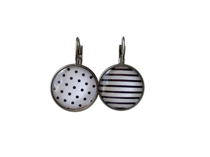 Boucles d'oreilles cabochons en verre , dormeuses , asymétriques, noir et blanc, rayures et pois,  cabochons verre