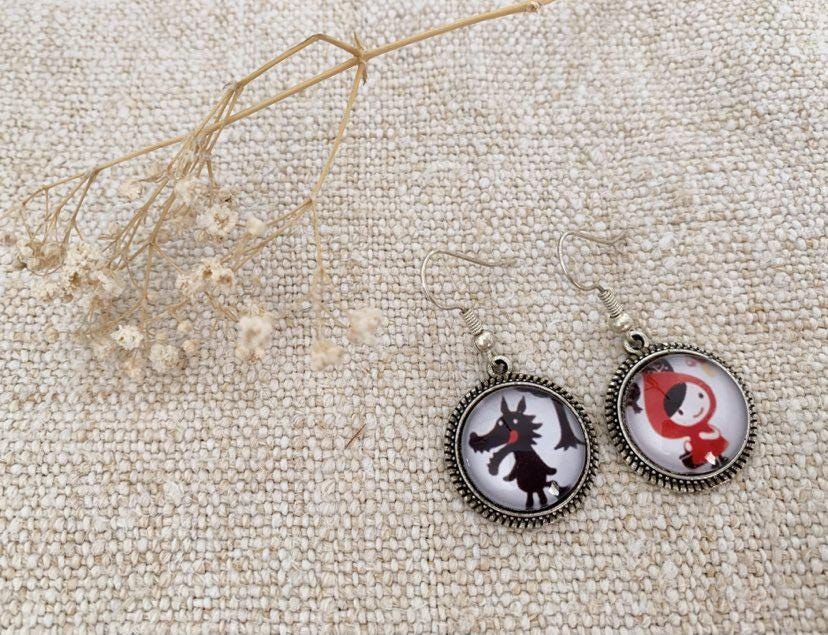 Boucles d’oreilles cabochon pendantes, argentées, petit chaperon rouge et loup, vintage, cabochon verre