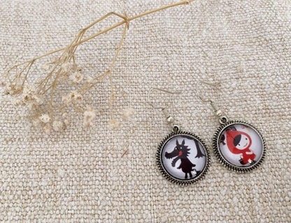 Boucles d’oreilles cabochon pendantes, argentées, petit chaperon rouge et loup, vintage, cabochon verre