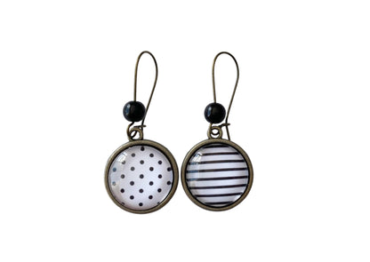 Boucles d'oreilles cabochons en verre , pendantes , asymétriques, noir et blanc, rayures et pois,  cabochons verre