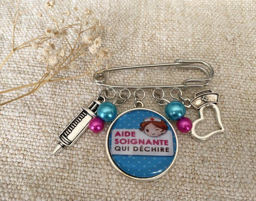 Broche cabochon pour aide soignante qui déchire