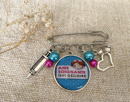 Broche cabochon pour aide soignante qui déchire