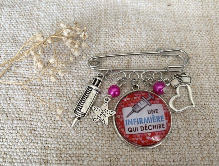 Broche cabochon pour infirmière qui déchire