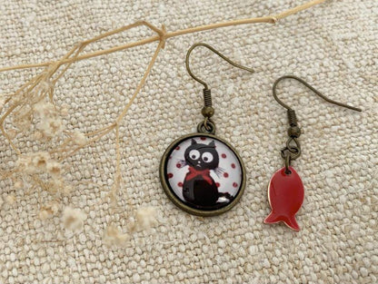 Boucles d’oreilles cabochon en verre, bronze, asymétrique,  chat poisson émaillé rouge