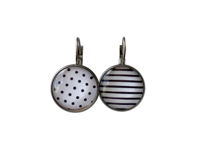 Boucles d'oreilles cabochons en verre , dormeuses , asymétriques, noir et blanc, rayures et pois,  cabochons verre