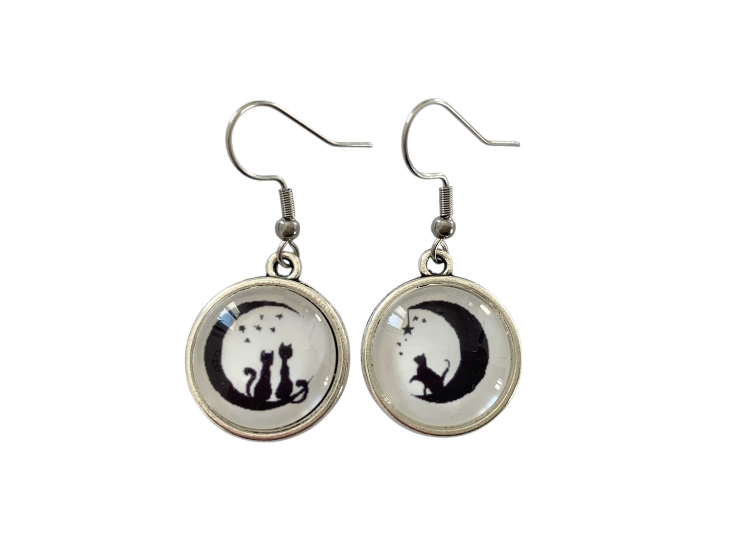 Boucles d’oreilles cabochons pendantes, argentées, chats et lune, asymétriques