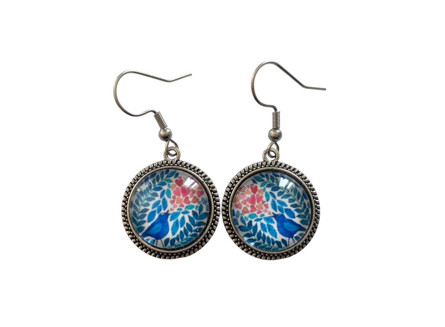 Boucles d’oreilles cabochons pendantes, argentées, feuillage et oiseau et coeurs