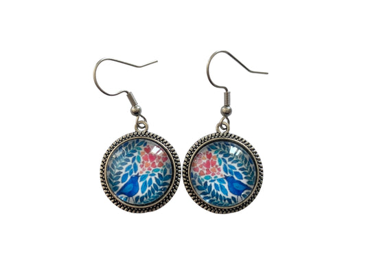 Boucles d’oreilles cabochons pendantes, argentées, feuillage et oiseau et coeurs