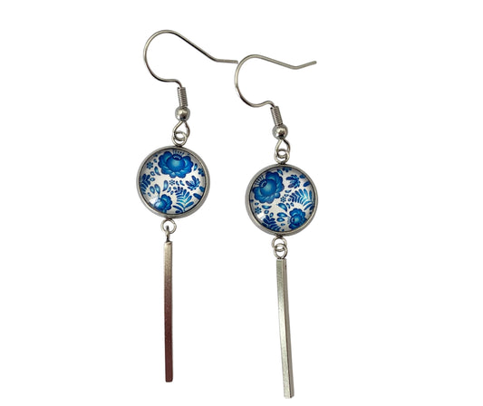 Boucles d'oreilles cabochon, pendantes, argentées, rondes,  fleurs bleues