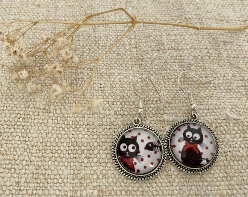 Boucles d’oreilles cabochon pendantes, argentées, chats et poissons, cabochon verre