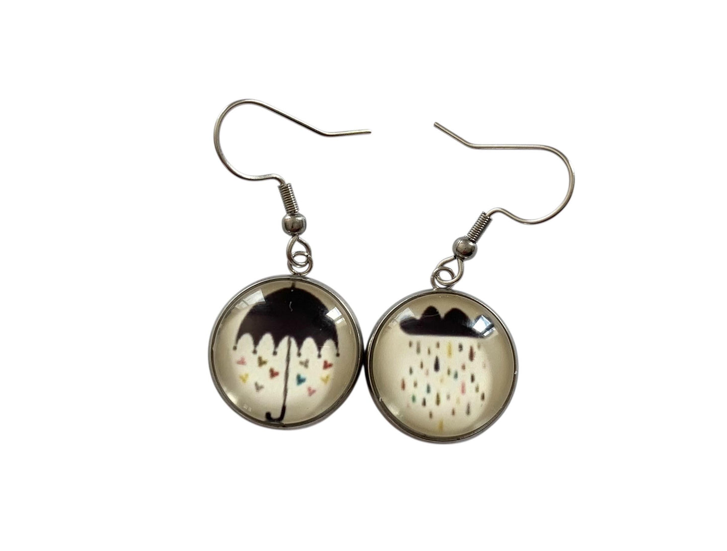 Boucles d’oreilles cabochon en verre, argentées, asymétriques,  parapluie et nuage