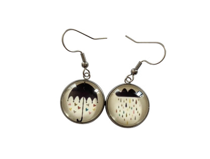 Boucles d’oreilles cabochon en verre, argentées, asymétriques,  parapluie et nuage