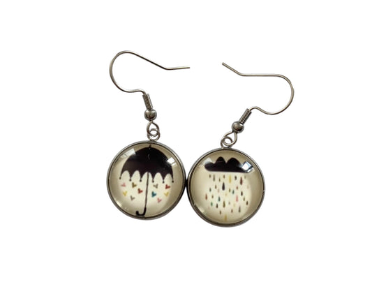 Boucles d’oreilles cabochon en verre, argentées, asymétriques,  parapluie et nuage