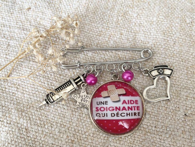Broche cabochon pour aide soignante qui déchire