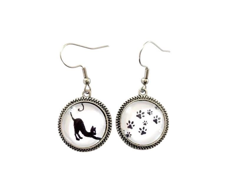 Boucles d’oreilles cabochon pendantes, argentées, chats rigolos, noir et blanc, empreintes, asymétriques, cabochon verre
