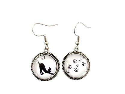 Boucles d’oreilles cabochon pendantes, argentées, chats rigolos, noir et blanc, empreintes, asymétriques, cabochon verre