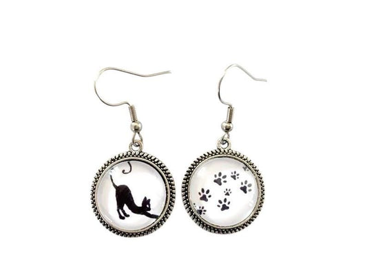 Boucles d’oreilles cabochon pendantes, argentées, chats rigolos, noir et blanc, empreintes, asymétriques, cabochon verre