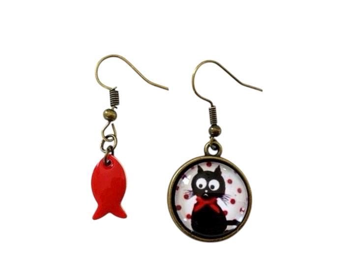 Boucles d’oreilles cabochon en verre, bronze, asymétrique,  chat poisson émaillé rouge