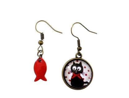 Boucles d’oreilles cabochon en verre, bronze, asymétrique,  chat poisson émaillé rouge