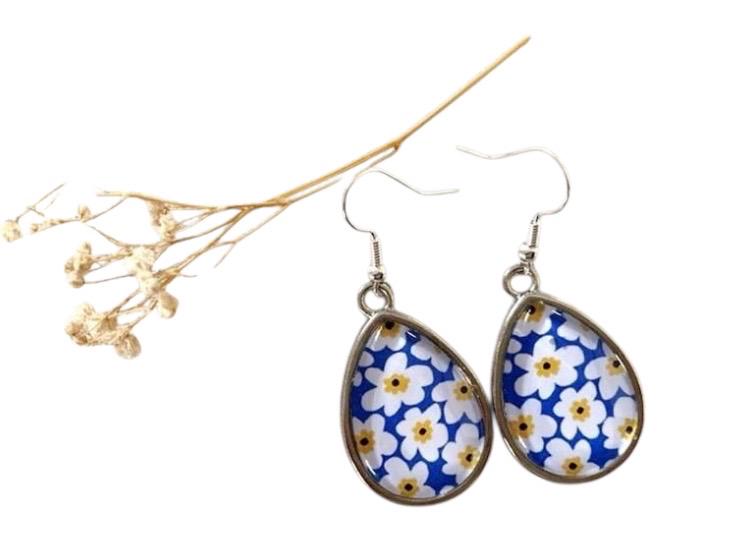 Boucles d’oreilles cabochon argentées, gouttes, fleurs