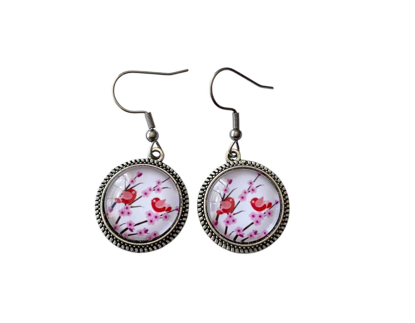 Boucles d'oreilles cabochon, pendantes, argentées, rondes, fleurs Sakura et petits oiseaux,  cabochon verre